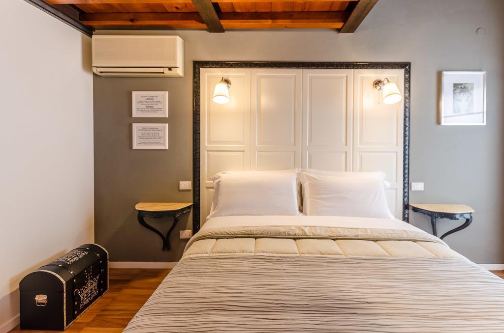 بياتشينسا Duomo Guesthouse الغرفة الصورة